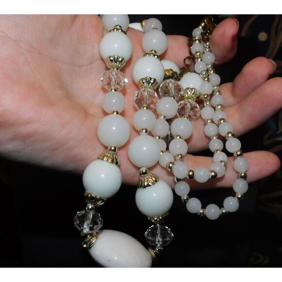Elegant Retro White And Silver Tone Glass Beaded Necklace - Picture 2 of 3